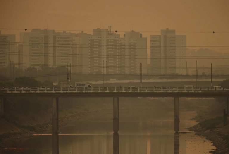 São Paulo sob nuvem de gases poluentes: Concentração de gases do efeito estufa atinge nível recorde novamente (Foto: Paulo Pinto / Agencia Brasil - 13/09/2024)