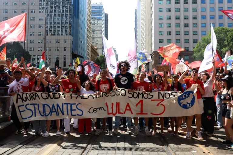 Manifestação liderada por estudantes na Candelária: mobilização dos jovens, enfrentando com alegria e entusiasmo os horrores do retrocesso, contagiou o Rio e o Brasil Foto: Rovena Rosa / Agência Brasil - 18/10/2026)