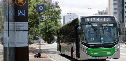 Ônibus nas ruas de São Paulo, uma das cidades com denúncias de redução da mobilidade urbana no dia do segundo turno: transporte público volta ao centro do debate político brasileiro (Foto: Paulo Pinto / Agência Brasil - 06/01/2026)