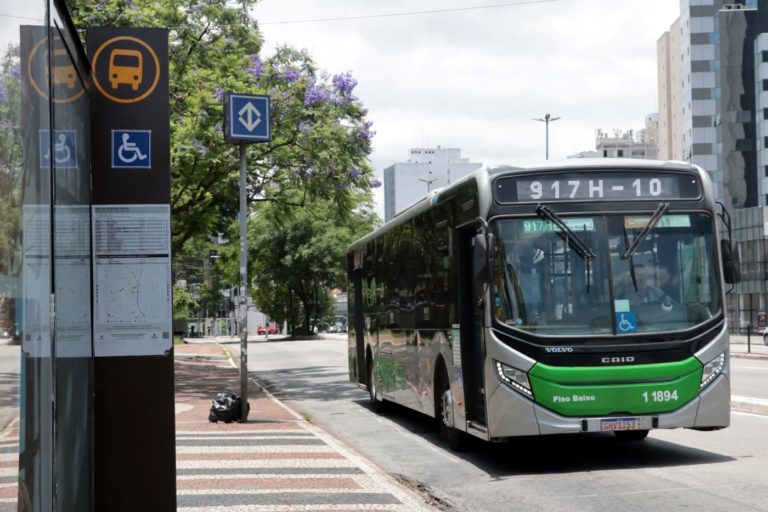 Ônibus nas ruas de São Paulo, uma das cidades com denúncias de redução da mobilidade urbana no dia do segundo turno: transporte público volta ao centro do debate político brasileiro (Foto: Paulo Pinto / Agência Brasil - 06/01/2026)