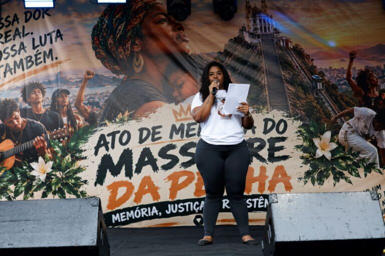 Tauã Brito no ato em memória das vítimas da matança policial nos complexos da Penha e do Alemão: comunidade chora seus mortos (Foto: Fernando Frazão / Agência Brasil - 28/10/2026)