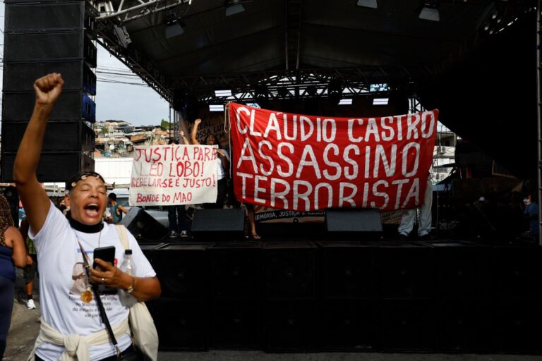 O ex-governador Claudio Castro lembrado no ato em memória do massacre no Rio: seus auxiliares responsáveis pela operação policial mais letal da história do estado - 122 mortos, inclusive cinco policiais - transformaram a chacina em currículo (Foto: Fernando Frazão / Agência Brasil - 28/10/2026)