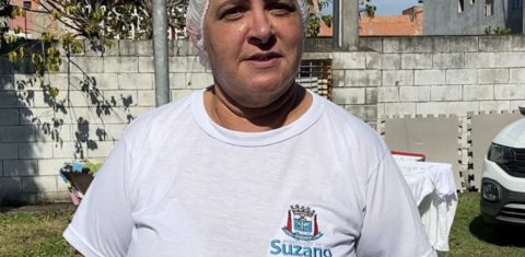 A cozinheira Maria Lucia: "Faço pelas crianças. Quando meu filho era menor, desejava que alguém, assim como eu, estivesse nesse lugar, preparando a comida com amor". (Foto: Guynever Brazil Maropo / Secop Suzano)
