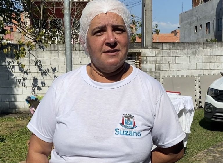 A cozinheira Maria Lucia: "Faço pelas crianças. Quando meu filho era menor, desejava que alguém, assim como eu, estivesse nesse lugar, preparando a comida com amor". (Foto: Guynever Brazil Maropo / Secop Suzano)