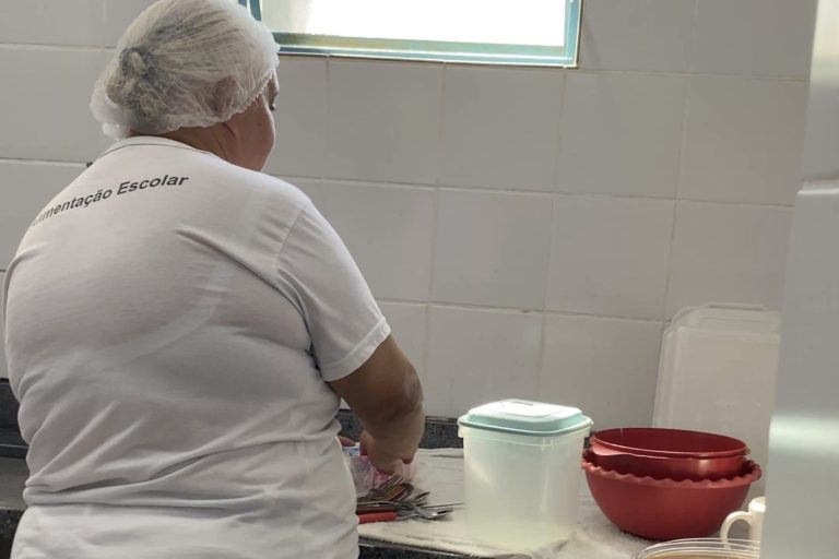 Cozinheira na escola: importância da participação da família na alimentação dos alunos (Foto: Guynever Brazil Maropo / Secop Suzano)
