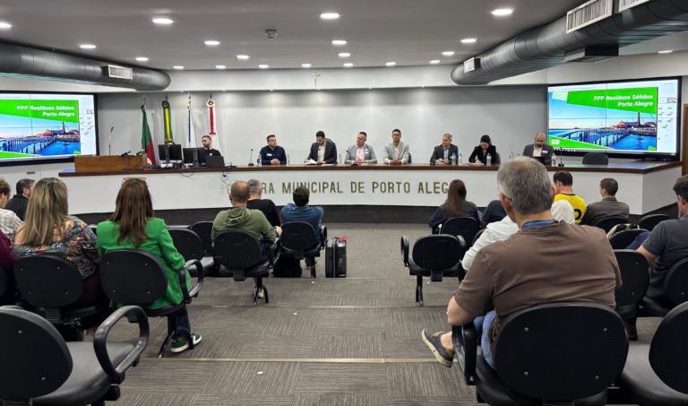 Foto colorida de plenário da Câmara de Porto Alegre, durante debate sobre PPP da gestão de resíduos sólidos