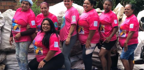 Foto colorida de integrantes da SDV Reciclando. As mulheres estão posando para a foto, com camiseta rosa do coletivo de mulheres catadoras. Elas ajudam a promover a estratégia lixo zero