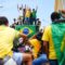 Foto colorida de motociata do candidato Flávio Bolsonaro, em Marabá (PA). Na imagem, Flávio aparece ao fundo, em um trio elétrico, ao lado de apoiadores, que fazem 22 com as mãos.