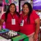Foto colorida de Paula e Stefani Guedes de Aiedo, irmãs que fundaram a SDV Reciclando. Elas aparecem com uma blusa rosa e sorrindo. São duas mulheres negras, com cabelo preto