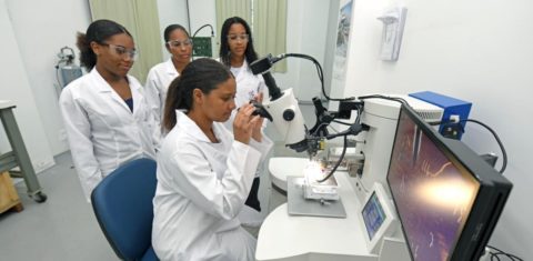Grupo de mulheres negras cientistas, em laboratório do Cetene - Centro de Tecnologias Estratégicas do Nordeste. Cientistas divulgam carta em defesa da democracia