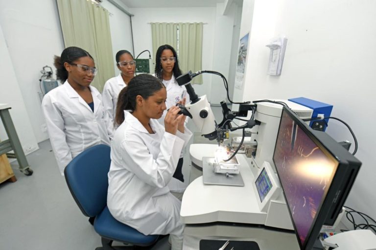 Grupo de mulheres negras cientistas, em laboratório do Cetene - Centro de Tecnologias Estratégicas do Nordeste. Cientistas divulgam carta em defesa da democracia