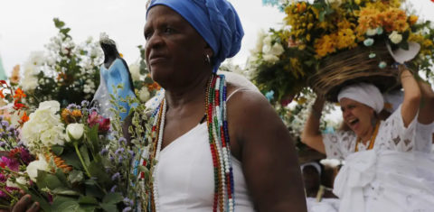 Foto colorida de mulher preta nas ruas de Salvador, Bahia, em celebração religiosa de matriz africana. Foto: Fernando Frazão/ Agência Brasil