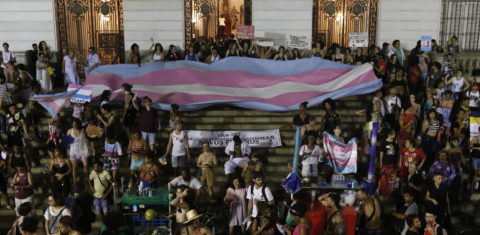 Foto colorida de Transexuais, travestis e apoiadores participam da segunda edição da Marcha Trans e Travesti, em mobilização por direitos, no centro do Rio de Janeiro