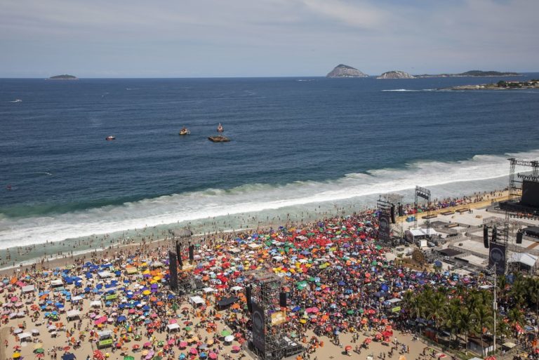 Praia lotada de fãs, turistas e ambulantes antes do show de Lady Gaga: polêmicas sobre fiscalização (Foto; Alexandre Macieira / Riotur - 03/05/2025)