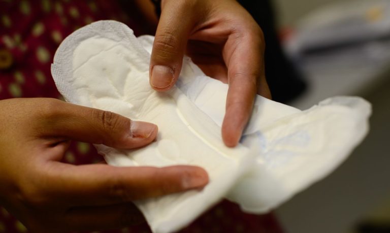 De acordo com a Unicef, 19% das jovens no Brasil não possuem dinheiro para comprar absorventes (Foto: Marcello Casal Jr / Agência Brasil)