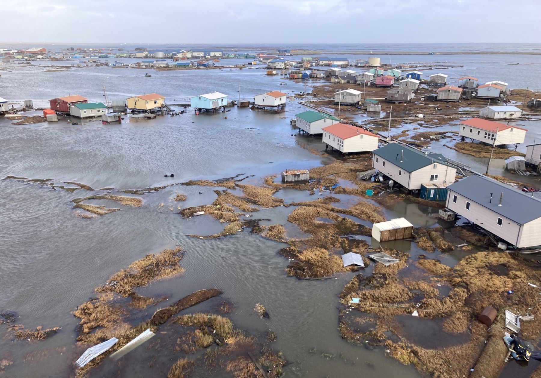 Vilarejo de Kipnuk, no Alaska, devastado por tufão: chuvas mais intensas e eventos climáticos extremos no Ártico com aquecimento dos oceanos (Foto: Guarda Nacional do Alaska - 12/10/2025)