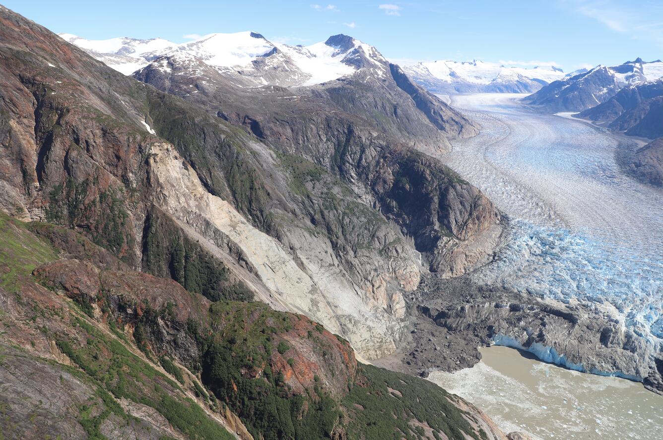 Deslizamento de terra e neve na Geleira South Sawyer no Alasca: multiplicação de ameaças climáticas com aquecimento no Ártico (Foto: United States Geologial Service - USGS - 10/08/2025)