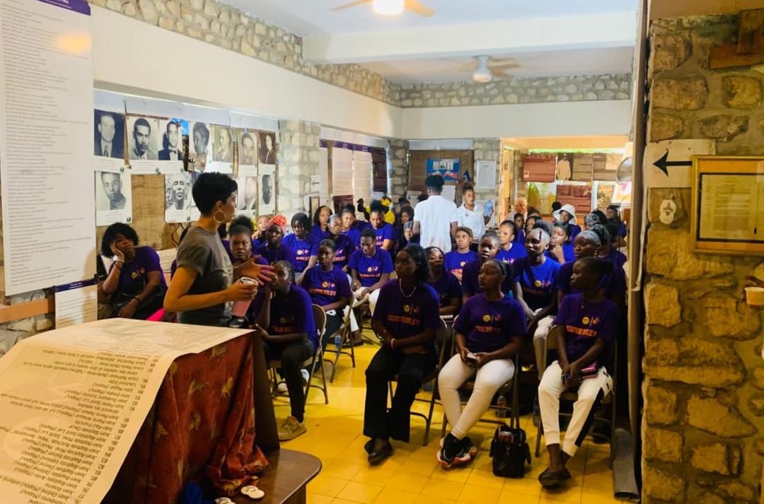 Isabelle com grupo de jovens no Haiti: organização dedicada à memória, à comemoração e à justiça de transição no país (Foto: Arquivo Pessoal)