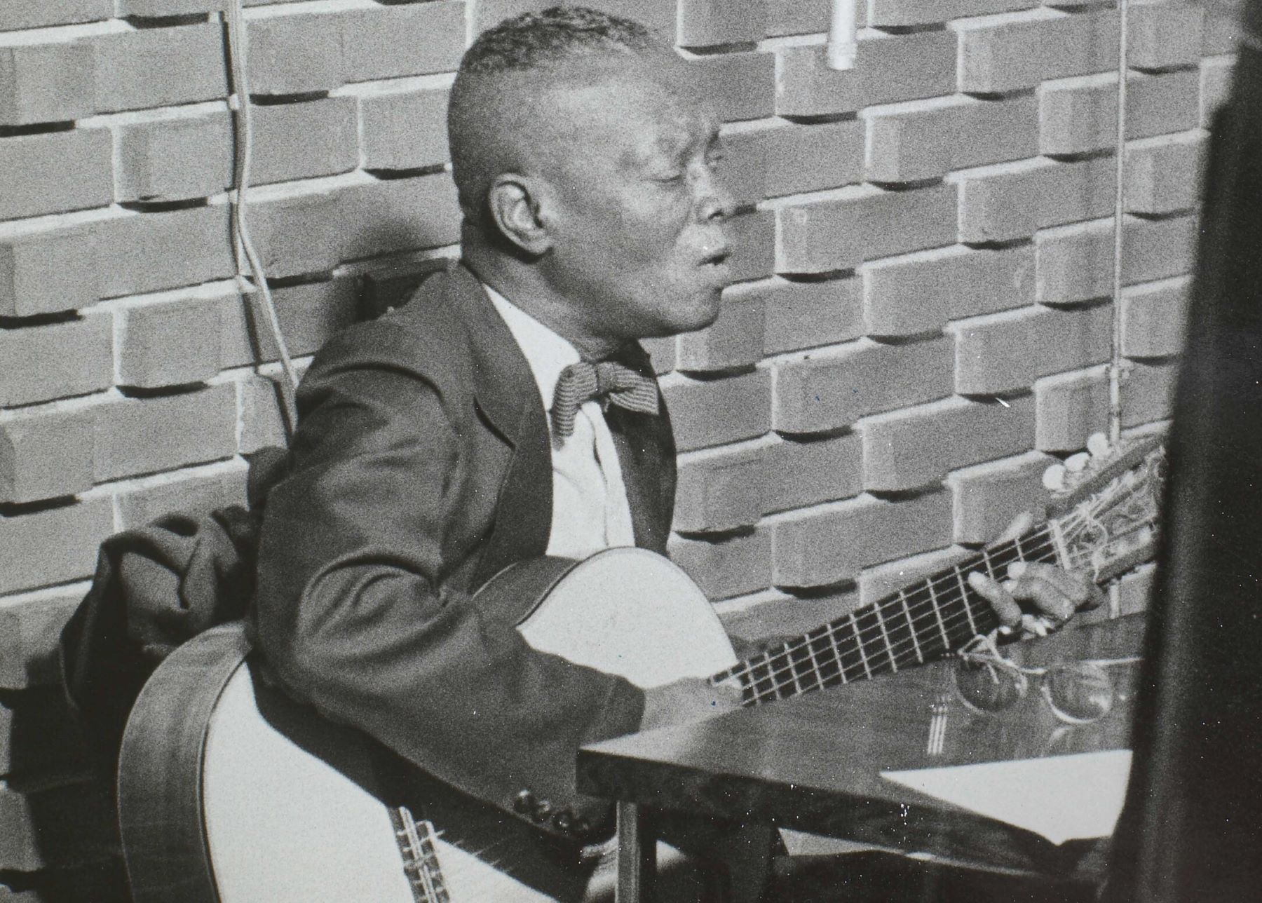 Heitor dos Prazeres e seu violão em estúdio Vila Isabel vai levar para a Passarela do Samba a história e as glórias do sambista e pintor que batizou a Pequena África (Foto: Reprodução / Arquivo Nacional)