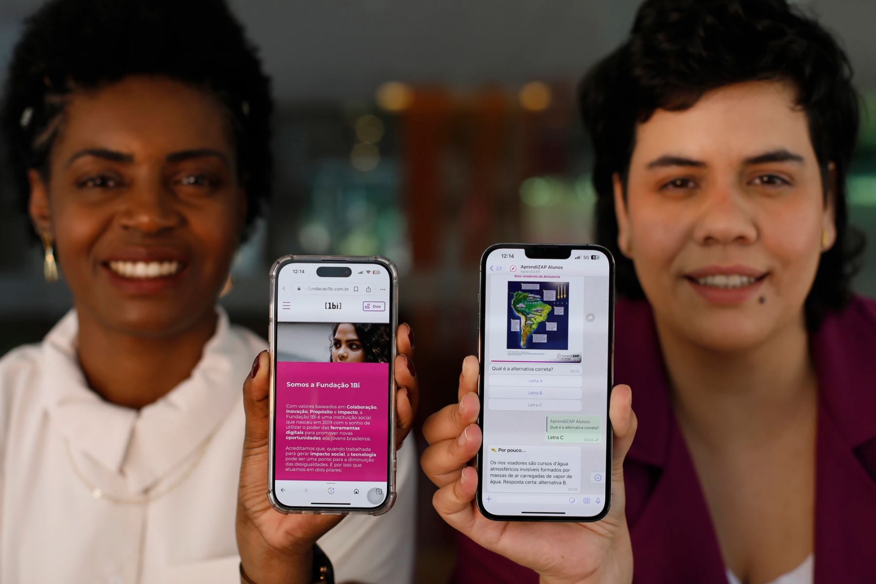 Colaboradoras da Fundação 1Bi com celulares com o aplicativo Aprendizap: tecnologia a serviço da educação e da inclusão (Foto: Divulgação)