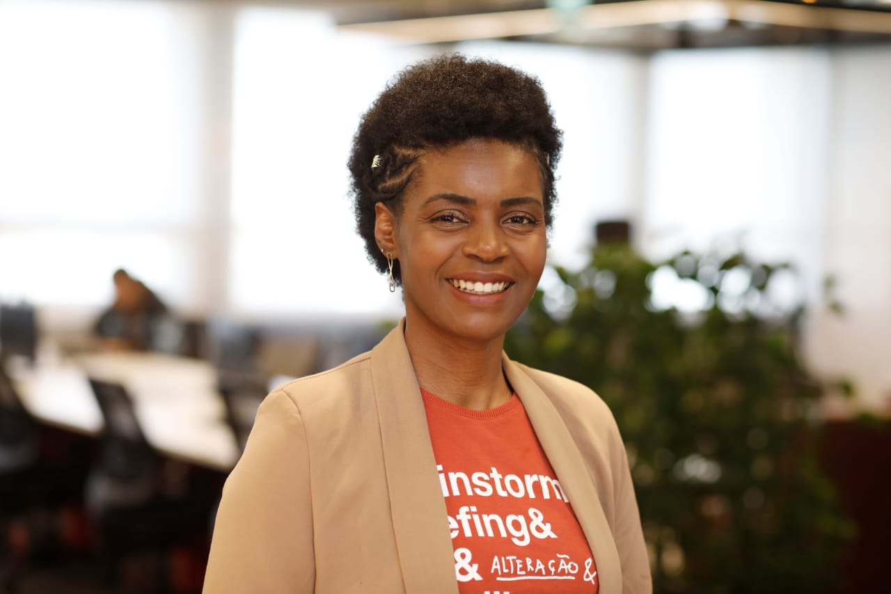 Kelly Baptista, diretora da Fundação 1Bi, em evento em São Paulo: "Inovação precisa funcionar nas condições reais de conectividade da maioria da população" (Foto: Divulgação)