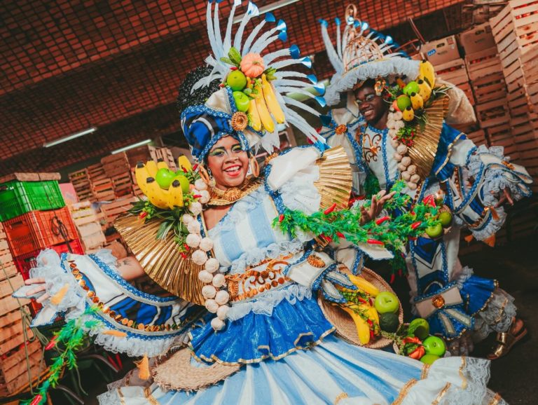 Fantasias da Beija-Flor, campeã do ano passado, para o desfile do Carnaval do Rio 2026 sobre o Bembé do Mercado, o maior candomblé de rua do mundo: confira os enredos das 12 escolas de samba do Grupo Especial (Foto: Divulgação)