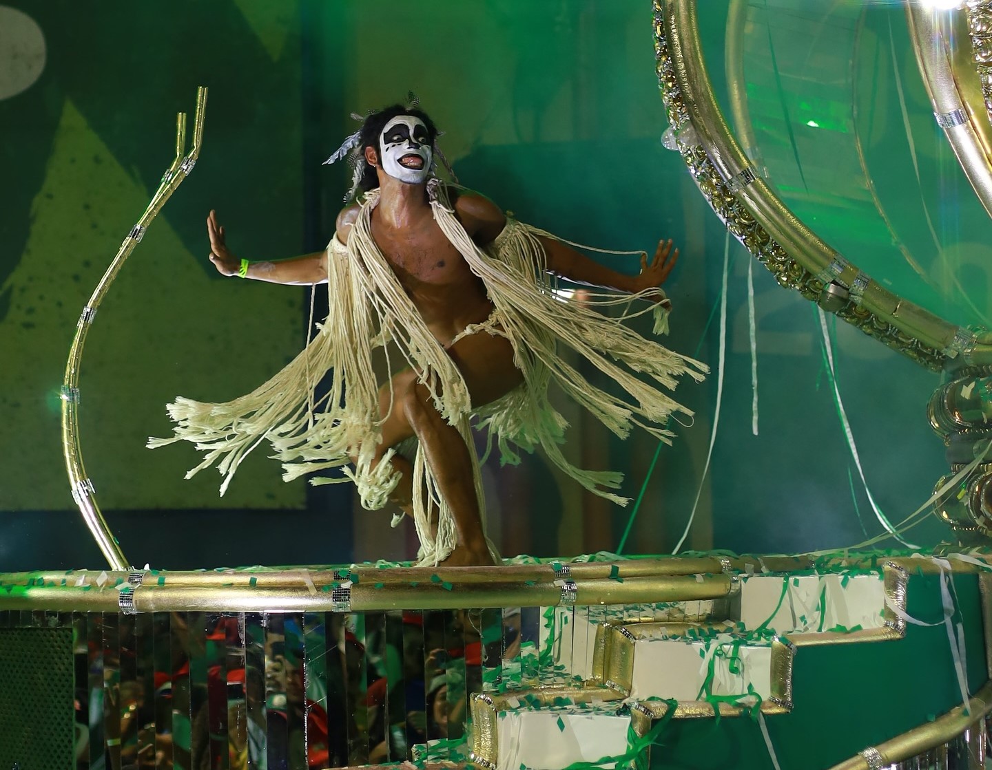 Destaque personificando Ney Matogrosso para o desfile da Imperatriz: Leodinense: enredos biográficos são maioria no Carnaval Rio 2026 (Foto: Divulgação)