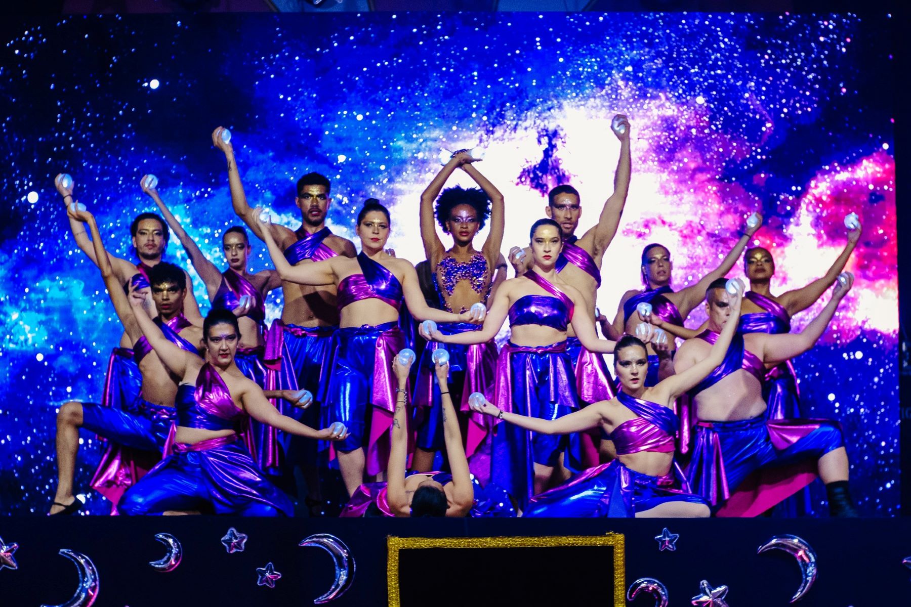 Comissão de Frente da Rosas de Ouro, atual campeã, para o Carnaval SP 2026: influência dos astros no enredo Escrito nas Estrelas (Foto: Divulgação)