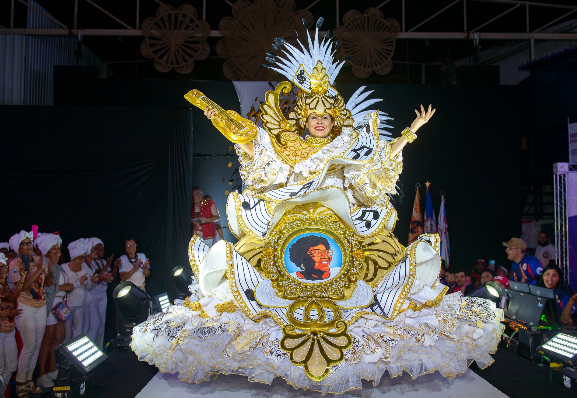 Dona Ivone Lara na fantasia da baiana da Estrela do Terceiro Milênio para o desfile do Carnaval SP 2026: enredo sobre o compositor e poeta carioca Paulo Cesar Pinheiro (Foto: Felipe Araújo / Estrela do Terceiro Milênio)