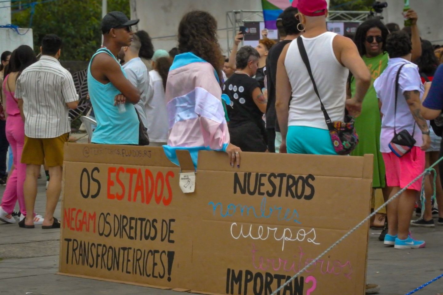 Manifestação por direitos de pessoas trans no Rio: transfobia e emergências climáticas afetam luta por justiça habitacional (Foto: Carin Nuru)