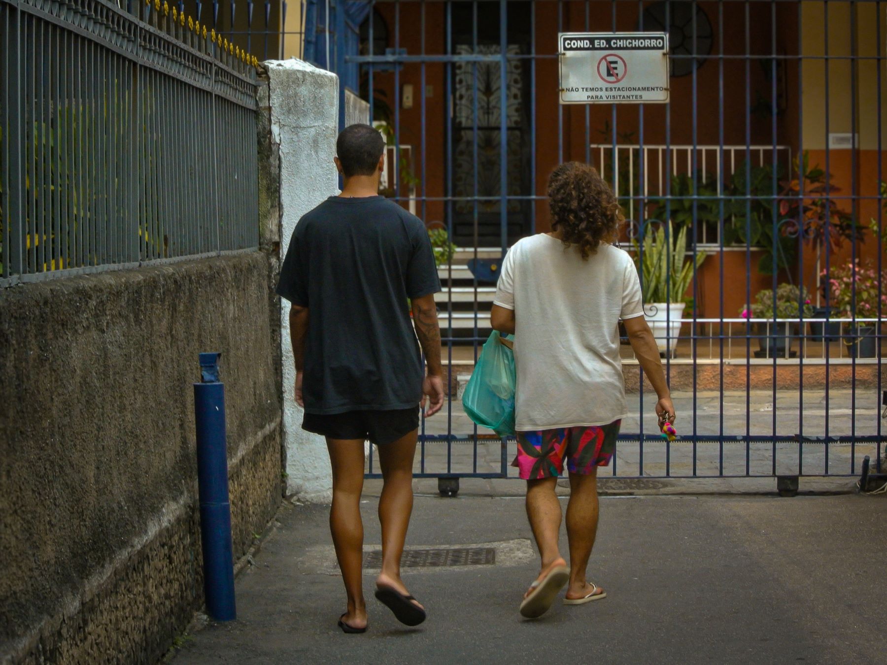 Benjamim (esquerda), com um amigo, no Rio: nove moradias desde que precisou sair da casa dos pais depois de sofrer violências físicas e verbais por ser uma pessoa LGBT+ (Foto: Carin Nuru)