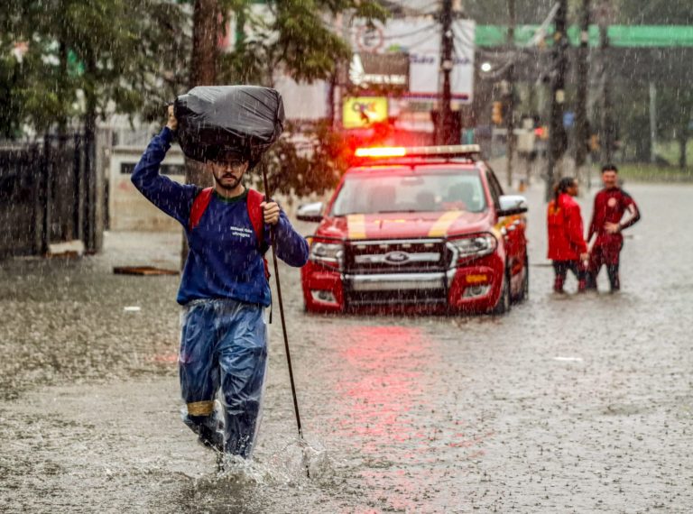 Temporal durante as enchentes no Rio Grande do Sul em 2024: Mudanças climáticas intensificam ciclones e tempestades no Sudeste e no Sul (Foto: Rafa Neddermeyer / Agência Brasil - 23/05/2024)