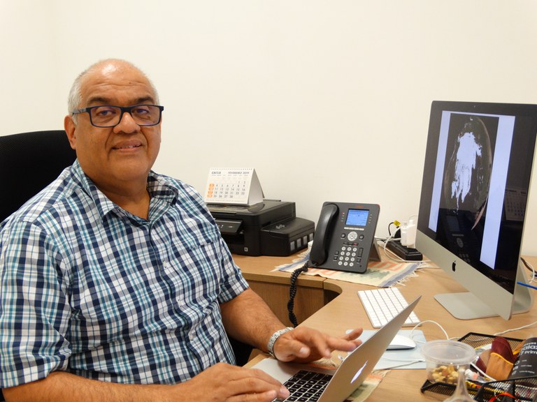 O meteorologista e climatologista José Marengo, no Cemaden: "aquecimento altera o ciclo hidrológico e, com isso, modifica a distribuição e a intensidade das chuvas" (Foto: Divulgação)