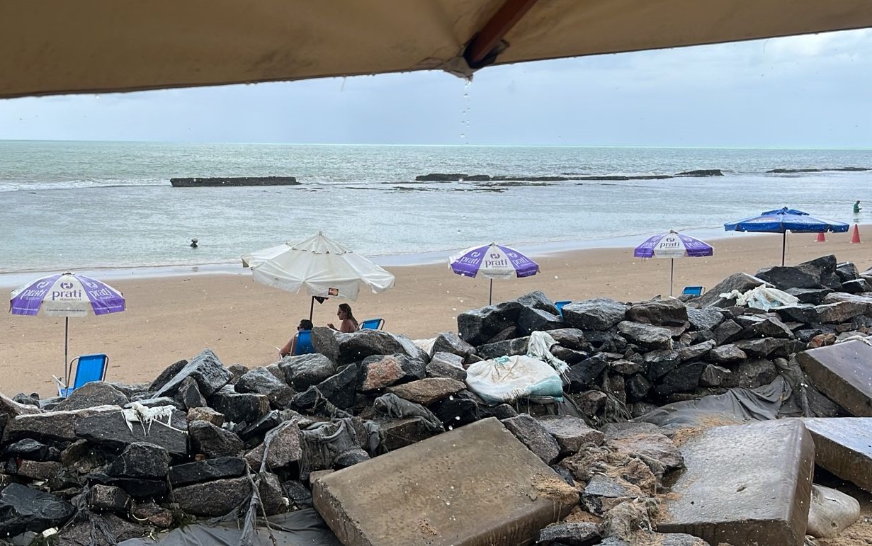 Mar avança e encosta nas barracas na praia de Boa Viagem, em Recife: capital pernambucana entre as mais ameaçadas pelo aumento do nível dos oceanos (Foto: Paulo Júnior / Arquivo Pessoal)