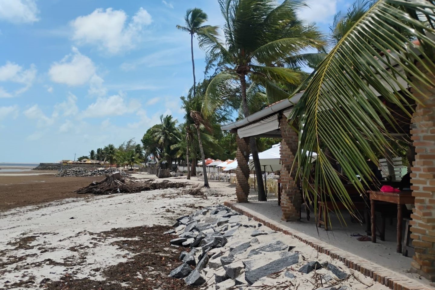 Calçadão destruído pelo avanço da maré em Itamaracá: aumento do nível do mar ameaça cabanas e barracas e preocupa comerciantes em praias de Pernambuco (Foto: Paulo José Vieira / Arquivo Pessoal)
