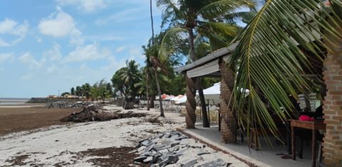 Calçadão destruído pelo avanço da maré em Itamaracá: aumento do nível do mar ameaça cabanas e barracas e preocupa comerciantes em praias de Pernambuco (Foto: Paulo José Vieira / Arquivo Pessoal)
