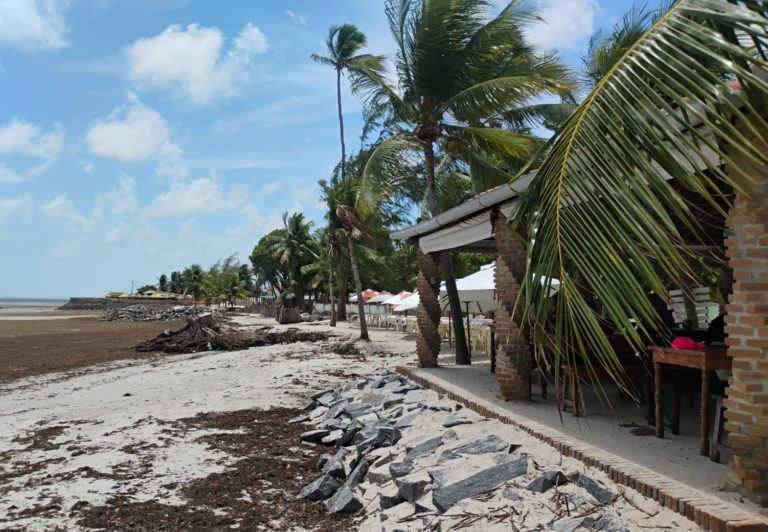 Calçadão destruído pelo avanço da maré em Itamaracá: aumento do nível do mar ameaça cabanas e barracas e preocupa comerciantes em praias de Pernambuco (Foto: Paulo José Vieira / Arquivo Pessoal)