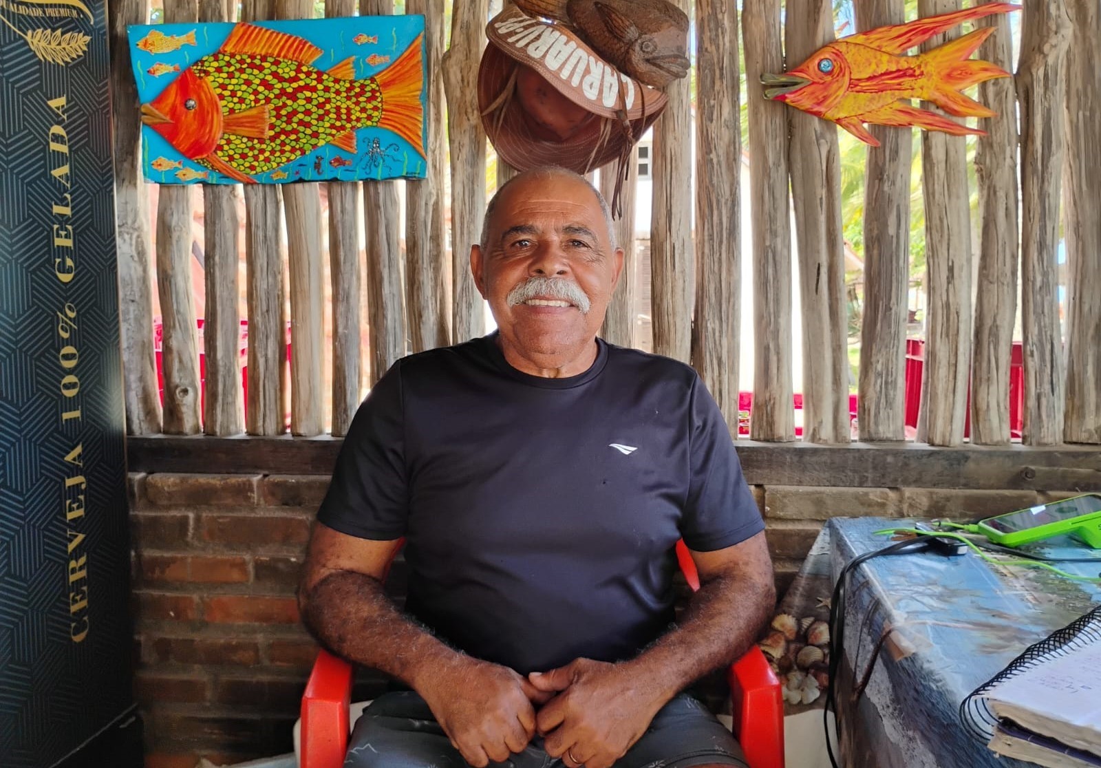 Paulo José em seu bar à beira-mar: mudança acelerada da faixa de areia (Foto: Arquivo Pessoal)