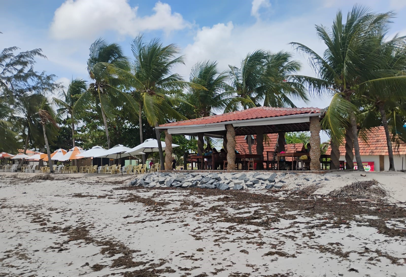 Nas praias de Itamaracá, mar cada vez mais perto de bares e barracas: crise climática impulsiona avanço do oceano (Foto: Paulo José Vieira / Arquivo Pessoal)