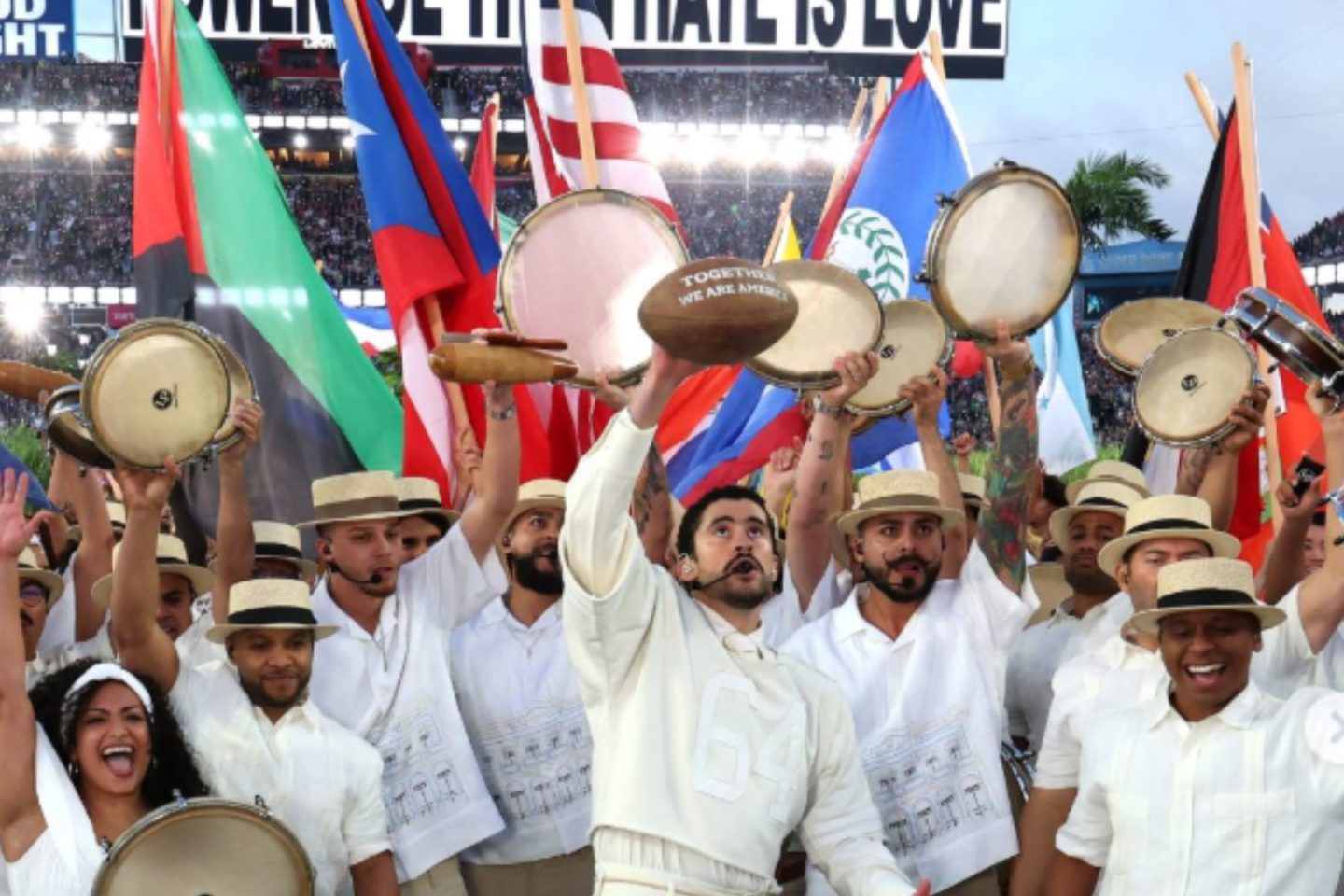 Bad Bunny e seus dançarinos no palco do Super Bowl: show histórico e ataques de Donald Trump