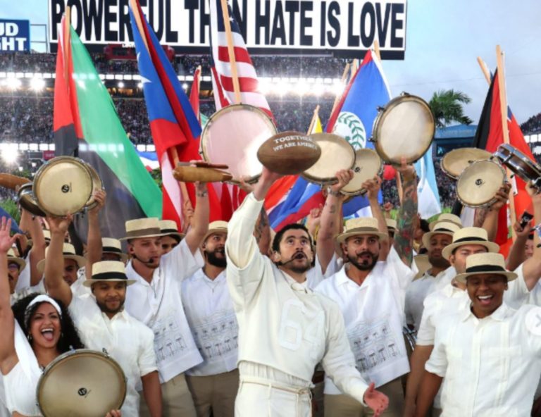 Bad Bunny e seus dançarinos no palco do Super Bowl: show histórico e ataques de Donald Trump