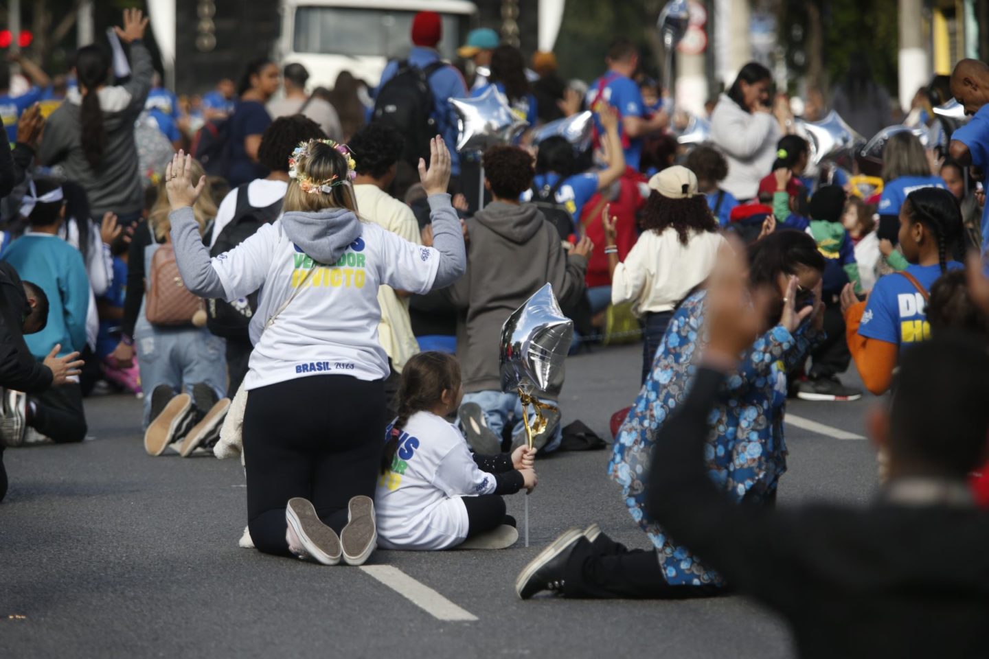 Fieis se ajoelham para orar durante a 32ª edição da Marcha para Jesus em São Paulo: futuro da transição religiosa no Brasil tem ritmo de avanço evangélico como variável (Foto: Paulo Pinto / Agencia Brasil - 30/05/2024)