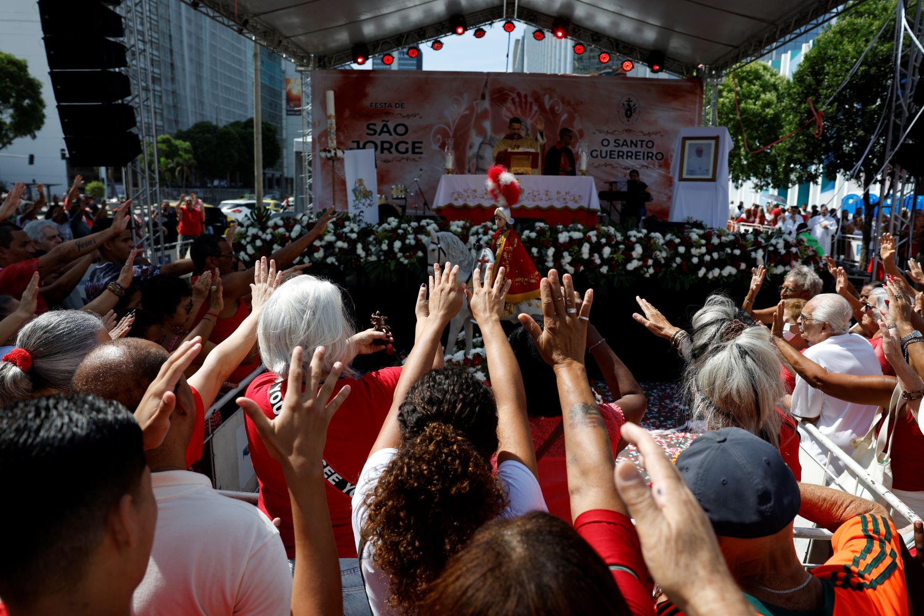 Fieis em missa campal no Dia de São Jorge no Rio: fim do monopólio católico gerou competição mais acirrada no cenário religioso (Foto: Fernando Frazão / Agência Brasil - 23/04/2025)