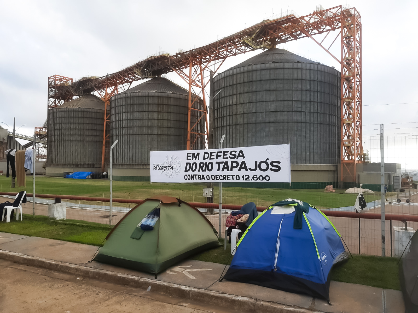 Indígenas acampados em frente ao porto da Cargill: contra obras de dragaem e hidrovias no Tapajós (Foto: Rogério Almeida)