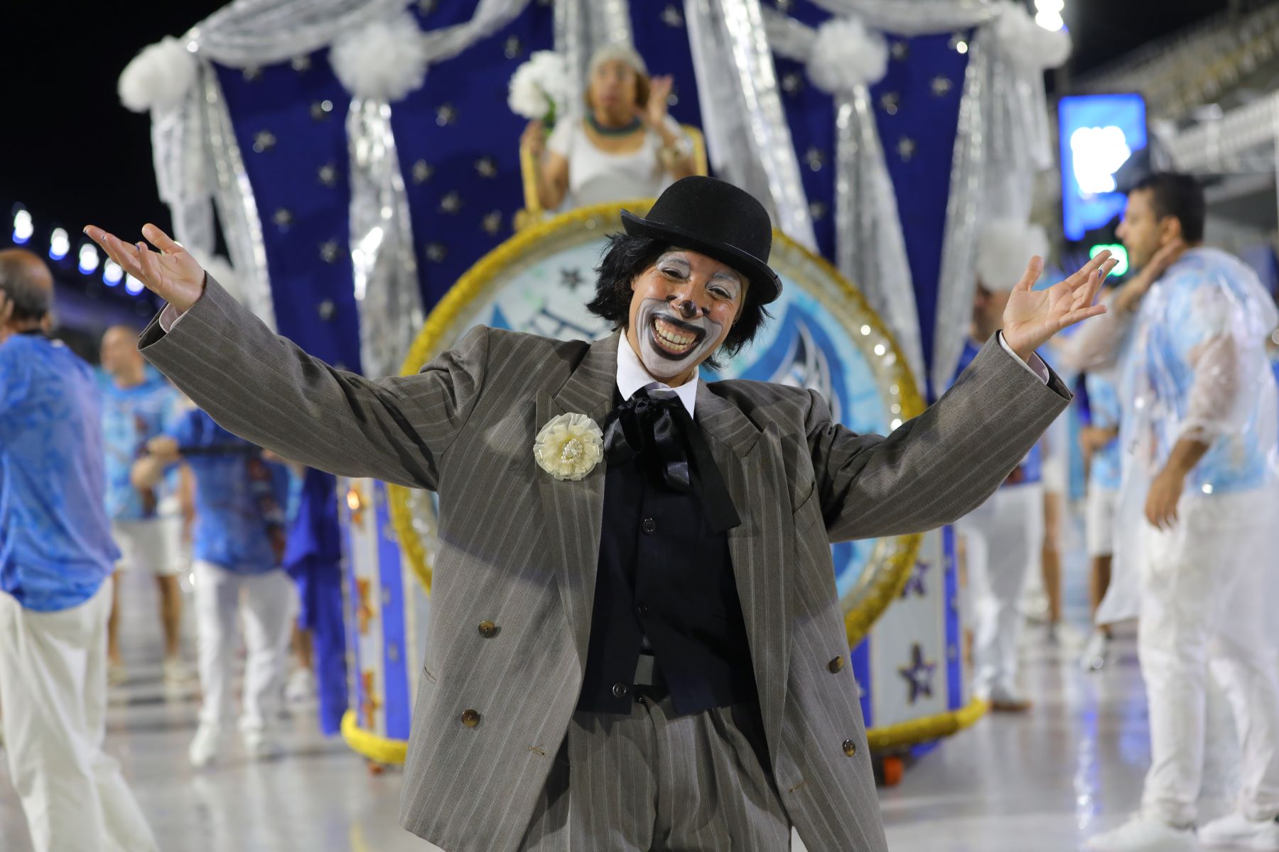 Passista interpretando palhaço no ensaio do Arranco na Sapucaí: enredos biográficos na Série Ouro (Foto: Alexandre Macieira - 24/01/2026)