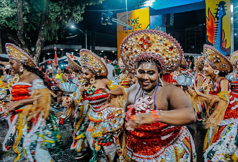 Desfile de 2025 do Bankoma no Carnaval de Salvador: 25 anos de combate a preconceitos, racismo e intolerância religiosa através da arte, cultura e da espiritualidade (Foto: Lucas Develly / Divulgação)