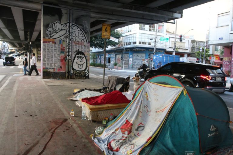 Pessoas em situação de rua em São Paulo: Campanha da Fraternidade destaca grave crise habitacional no Brasil onde 6,4 milhões de famílias não tem moradia digna (Foto: Rovena Rosa / Agência Brasil - 10/04/2023)