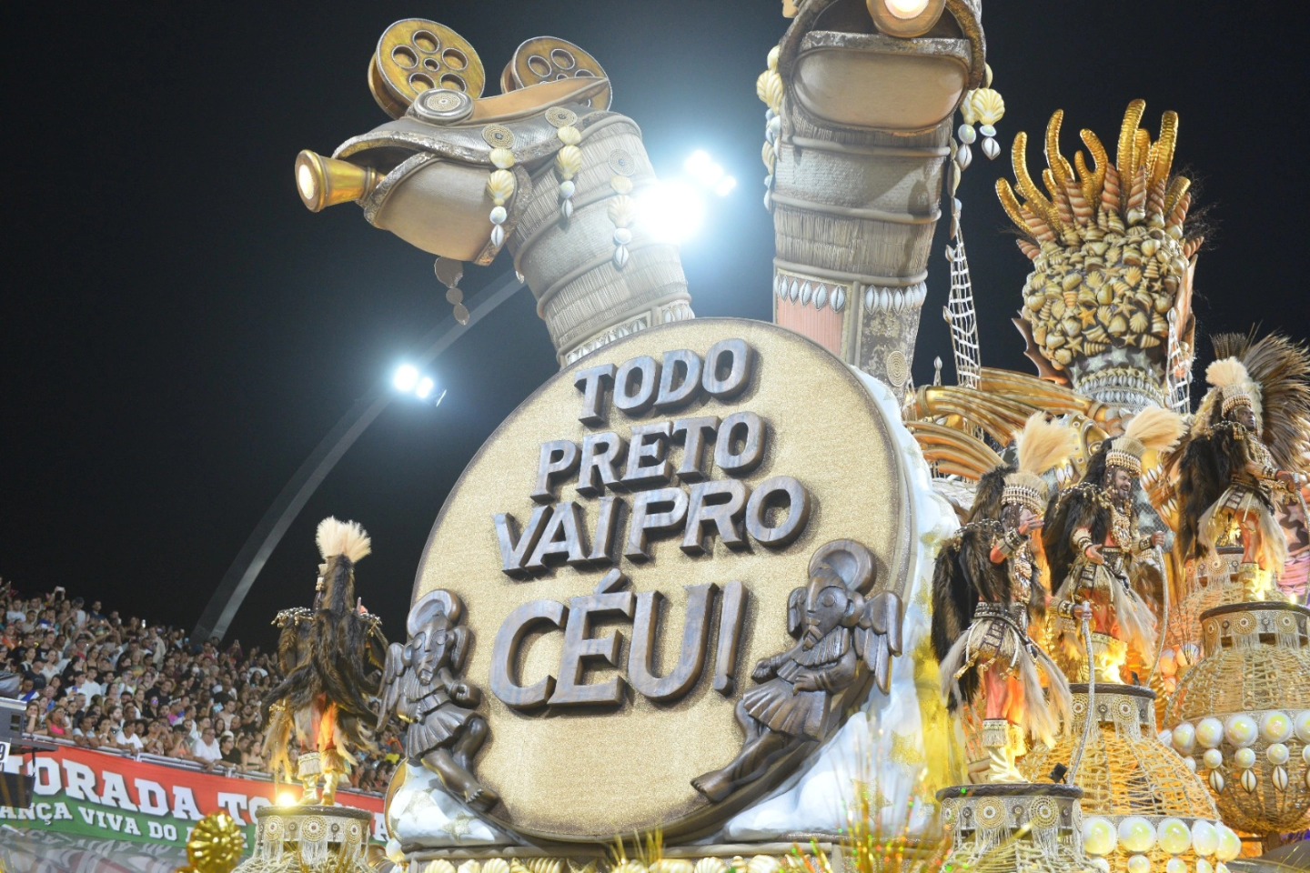 Desfile da Mocidade Alegre com enredo para Lea Garcia: atriz morreu aos 90 anos no dia em que seria homenageada no Festival de Gramado (Foto: Felipe Araújo / Liga-SP)