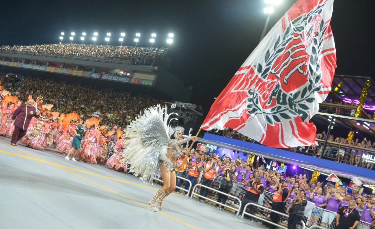 A rainha de bateria Aline Oliveira com o bandeirão da Mocidade: momento marcante no desfile (Foto: Felipe Araújo / Liga-SP)