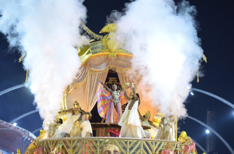 Mocidade Alegre em seu desfile sobre Léa Garcia: trajetória profissional e ancestralidade e representatividade africana no Sambódromo do Anhembi (Foto: Felipe Araújo / Liga-SP)
